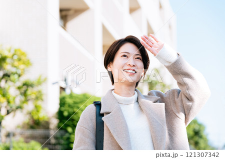 屋外を歩くコート姿の女性 屋外を歩くコート姿の女性 121307342