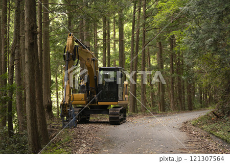 林道で作業するショベルカー 121307564