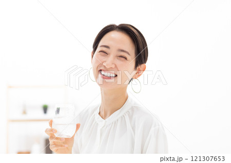 ドリンクを飲む女性のイメージ (写真素材) ドリンクを飲む女性のイメージ (写真素材) 121307653