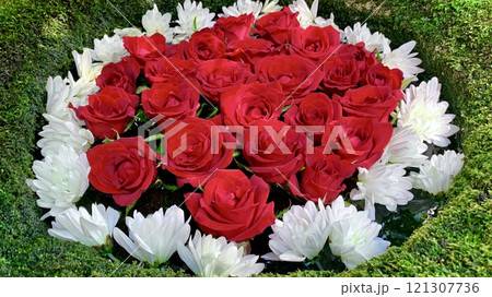 9月の花手水(薔薇・菊)〈菅生神社/愛知県岡崎市〉 121307736