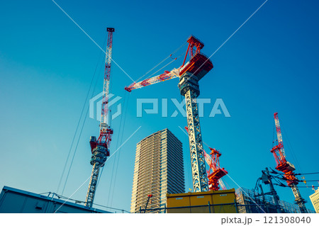 東京 高層マンションと建設中のタワークレーン 2024.11　c-3 暖色寒色強調 121308040