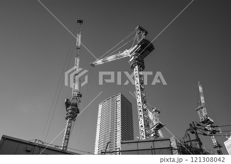 東京 高層マンションと建設中のタワークレーン 2024.11　c-5 モノクロ 121308042
