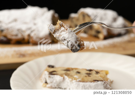 シュトーレンをフォークで持ち上げる 121308050