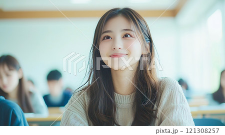 大学の講義を受ける若い女性 大学の講義を受ける若い女性 121308257