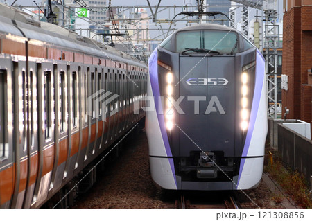 中央線複々線区間を行く特急あずさ号（E353系電車） 121308856