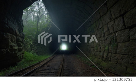 トンネルを抜けるその先に トンネルを抜けるその先に 121309753