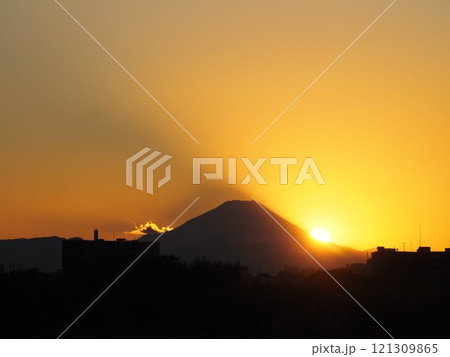 川口市の荒川堤から見えた富士山に沈む太陽 川口市の荒川堤から見えた富士山に沈む太陽 121309865