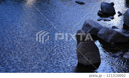 光の反射と岩が水面に美しい波紋を作る、侘び寂びの雰囲気溢れる日本庭園 121310002