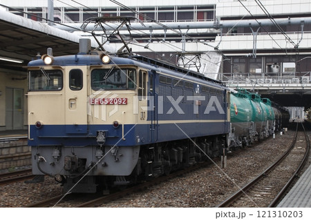 大宮駅を通過するガソリン輸送列車(EF65形1000番台牽引) 大宮駅を通過するガソリン輸送列車(EF65形1000番台牽引) 121310203