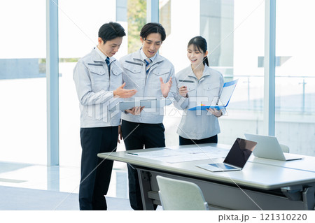 ミーティングする作業服のビジネスマン ミーティングする作業服のビジネスマン 121310220