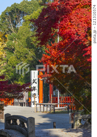秋の京都 上賀茂神社 神事橋から見えるニノ鳥居と紅葉 秋の京都 上賀茂神社 神事橋から見えるニノ鳥居と紅葉 121310374