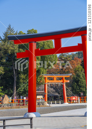 秋の京都　上賀茂神社　大鳥居から見える一ノ鳥居と紅葉 121310398