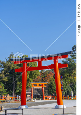 秋の京都 上賀茂神社 大鳥居から見える一ノ鳥居と紅葉 秋の京都 上賀茂神社 大鳥居から見える一ノ鳥居と紅葉 121310399