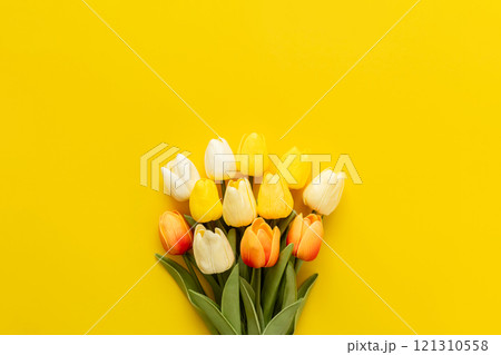 黄色い背景にチューリップの花束　造花　春の花の背景素材 121310558