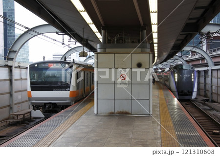 午後の東京駅に停車中の特急あずさ号:E353系電車 午後の東京駅に停車中の特急あずさ号:E353系電車 121310608
