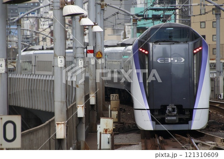 午後の東京駅を発車する特急あずさ号:E353系電車 午後の東京駅を発車する特急あずさ号:E353系電車 121310609