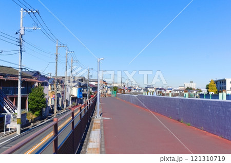 東京都江戸川区旧江戸川沿いの道2024年12月 121310719