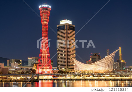 兵庫県神戸市 改修工事が進み囲いが外された神戸ポートタワーと周辺の街並み(夜景) 兵庫県神戸市 改修工事が進み囲いが外された神戸ポートタワーと周辺の街並み(夜景) 121310834