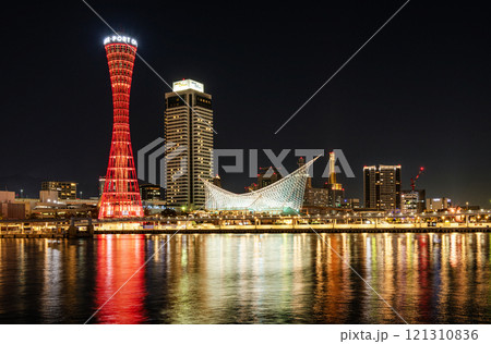 兵庫県神戸市 改修工事が進み囲いが外された神戸ポートタワーと周辺の街並み(夜景) 兵庫県神戸市 改修工事が進み囲いが外された神戸ポートタワーと周辺の街並み(夜景) 121310836