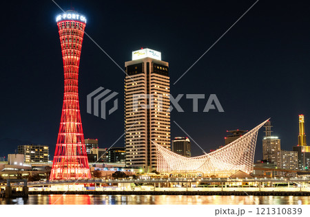 兵庫県神戸市 改修工事が進み囲いが外された神戸ポートタワーと周辺の街並み(夜景) 兵庫県神戸市 改修工事が進み囲いが外された神戸ポートタワーと周辺の街並み(夜景) 121310839