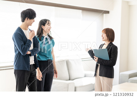 住宅売却相談をする若いカップル 121310932