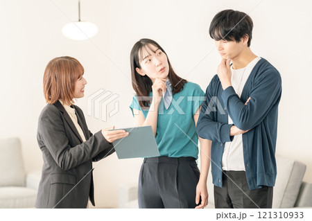 住宅相談をする若いカップル 住宅相談をする若いカップル 121310933