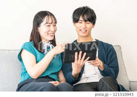 タブレットで動画を見るカップル 121310943