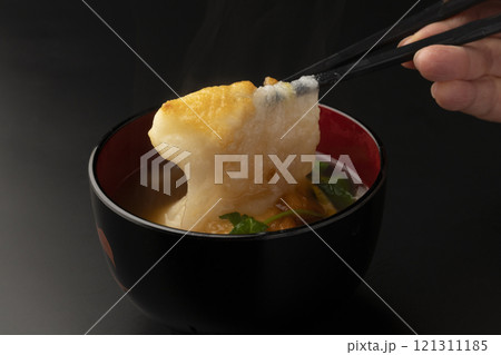 お雑煮の餅を箸で持ち上げる お雑煮の餅を箸で持ち上げる 121311185