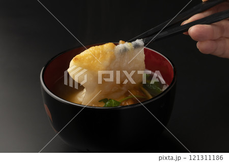 お雑煮の餅を箸で持ち上げる 121311186