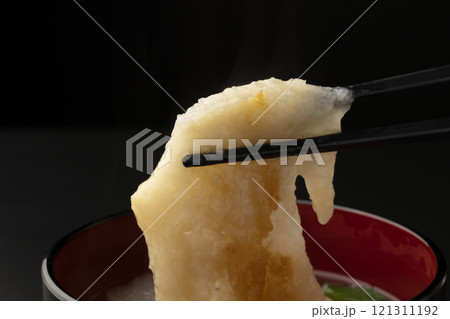 お雑煮の餅を箸で持ち上げる 121311192