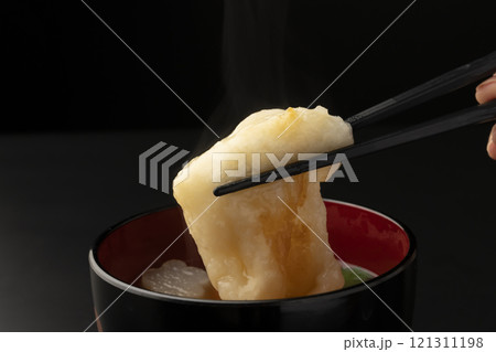 お雑煮の餅を箸で持ち上げる 121311198