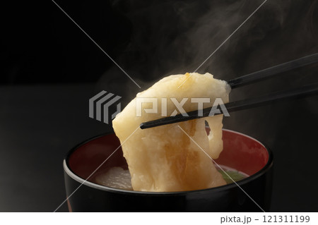 お雑煮の餅を箸で持ち上げる お雑煮の餅を箸で持ち上げる 121311199