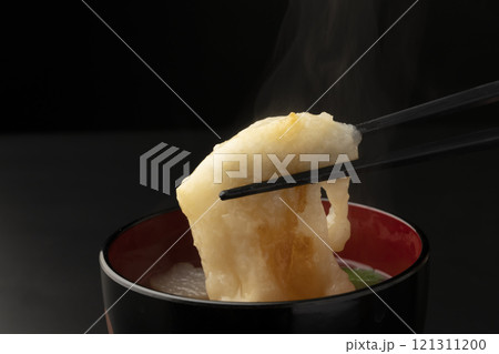 お雑煮の餅を箸で持ち上げる お雑煮の餅を箸で持ち上げる 121311200