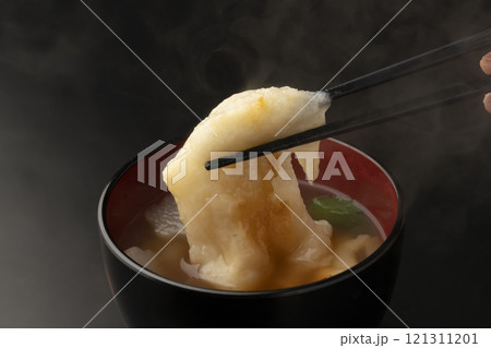お雑煮の餅を箸で持ち上げる 121311201