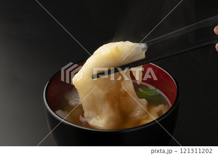 お雑煮の餅を箸で持ち上げる 121311202