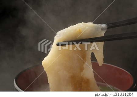 お雑煮の餅を箸で持ち上げる 121311204