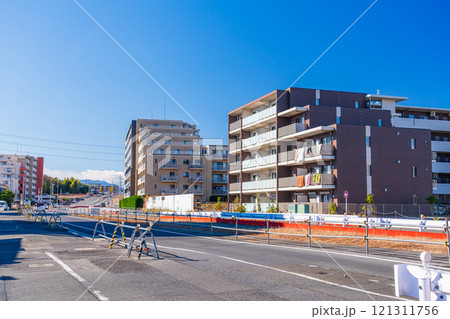 晴天の豊田駅南口　再開発で発展する大通り風景 121311756