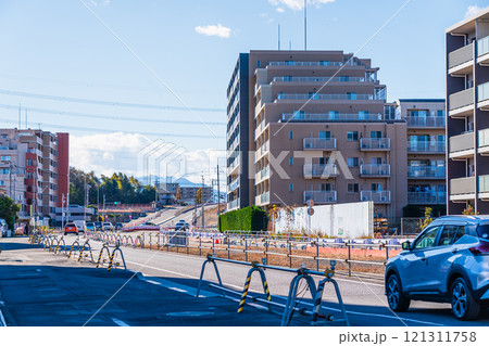 晴天の豊田駅南口　再開発で発展する大通り風景 121311758