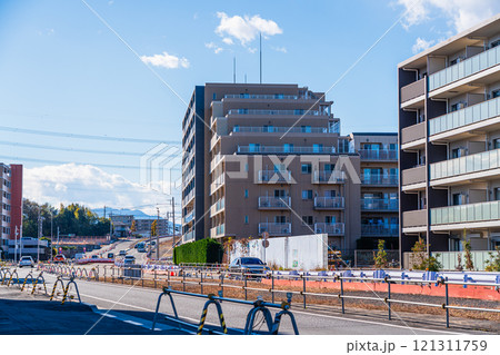 晴天の豊田駅南口　再開発で発展する大通り風景 121311759