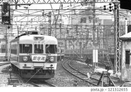 国鉄時代の大阪駅から見た新快速電車 121312655
