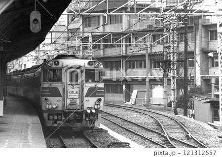 国鉄時代の天王寺駅から見た特急列車 国鉄時代の天王寺駅から見た特急列車 121312657