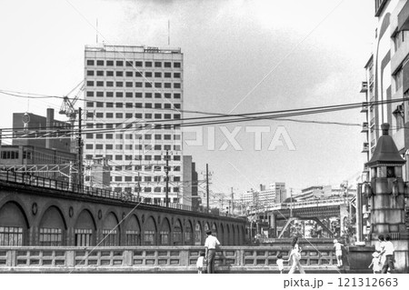 1980年の万世橋からお茶の水方面を見る 121312663