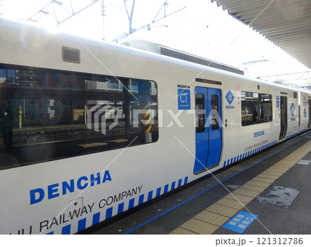 白と青のスタイリッシュな車体 白と青のスタイリッシュな車体 121312786