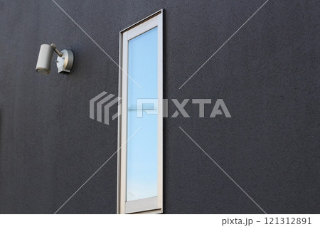 家の室外ライトと窓　外壁に取り付けるライト　戸建ての黒い外壁 121312891