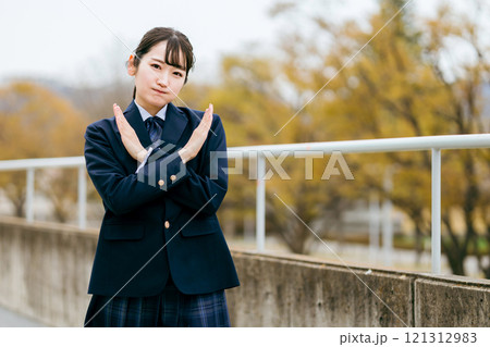 手でバツを作る制服姿の高校生・中学生・女子高生 手でバツを作る制服姿の高校生・中学生・女子高生 121312983