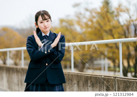 手でバツを作る制服姿の高校生・中学生・女子高生 手でバツを作る制服姿の高校生・中学生・女子高生 121312984