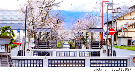 石和温泉街の桜 121312987