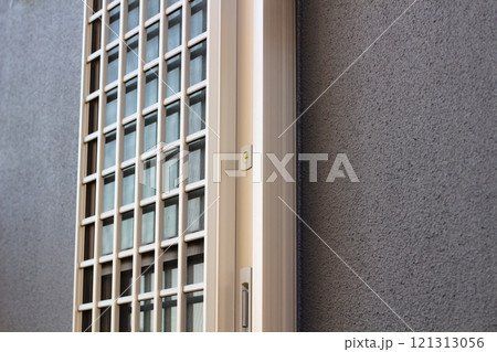 戸建ての引き戸の勝手口 勝手口の鍵穴 黒い外壁と勝手口 戸建ての引き戸の勝手口 勝手口の鍵穴 黒い外壁と勝手口 121313056