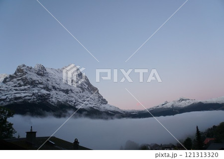 アイガーと雲海　スイス 121313320