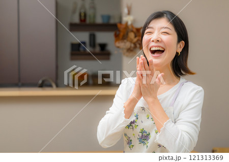 楽しい明るい笑顔のお母さんの家事代行などのイメージ　拍手 121313369